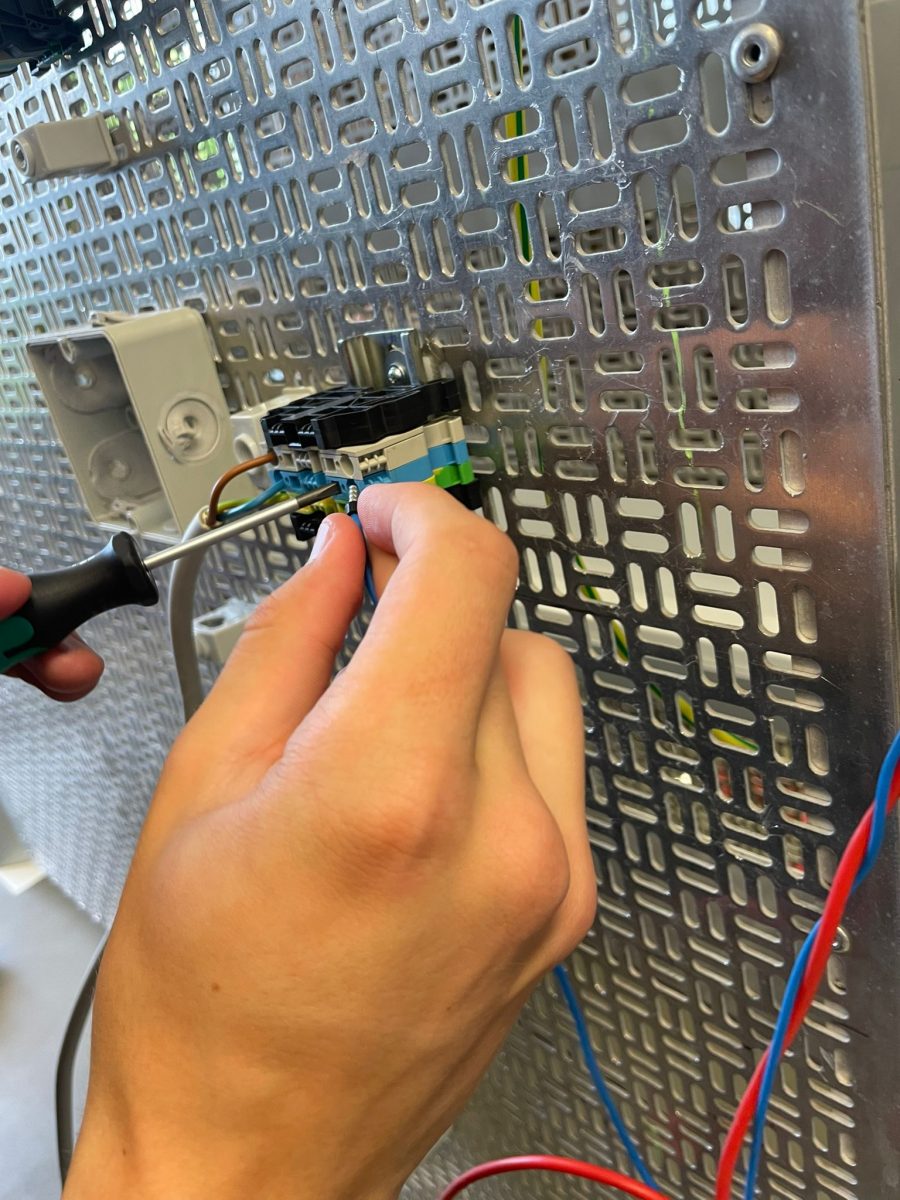 Ein Schüler schließt ein Kabel an