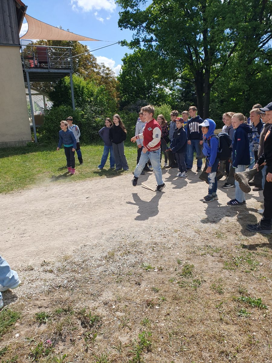 Schülerinnen und Schüler laufen auf einem Feldweg