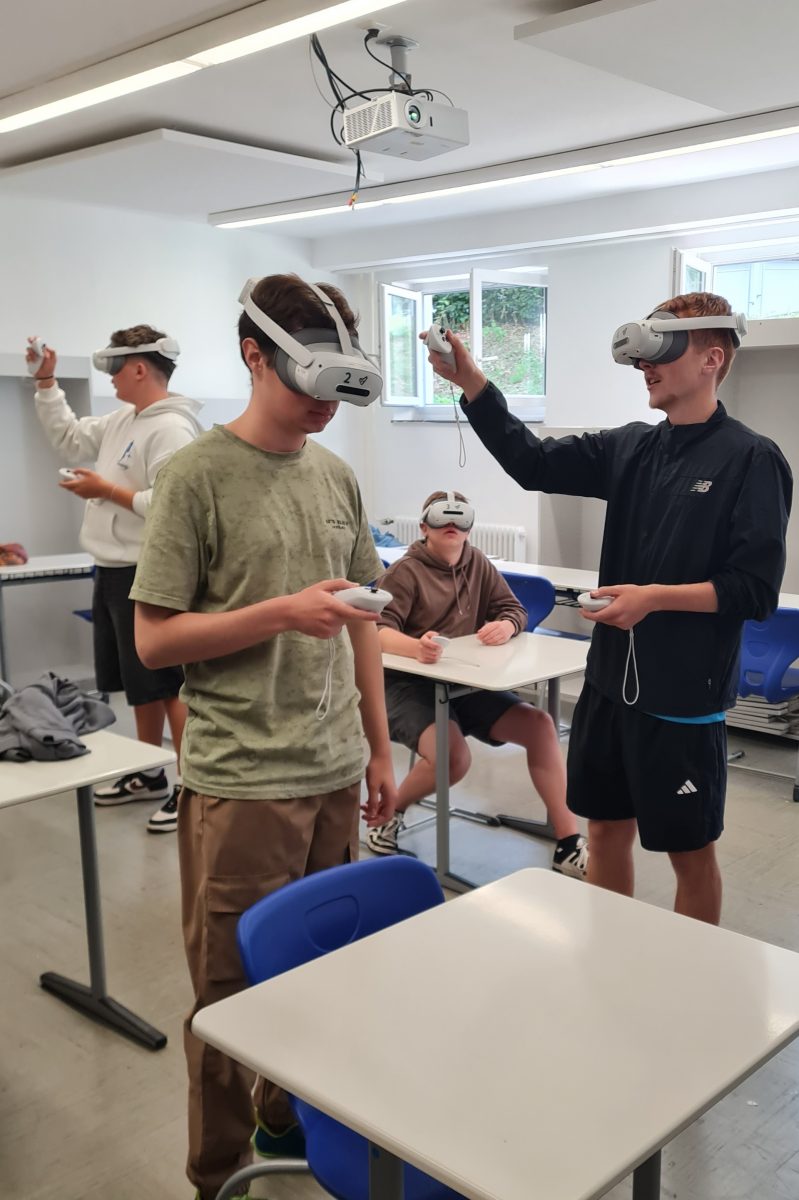 Vier Schüler mit VR Brillen erkunden die virtuelle Realität