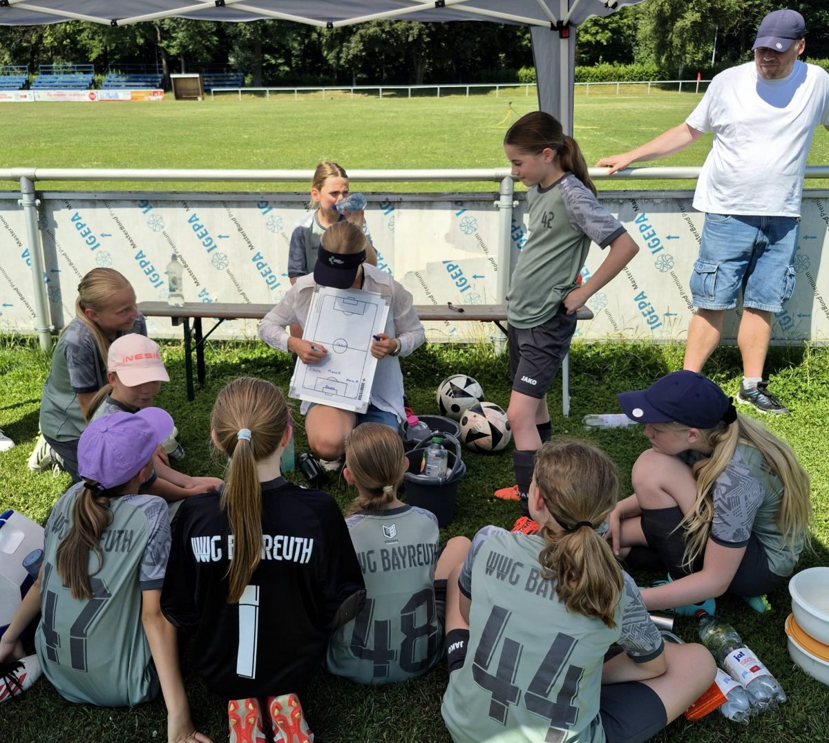 Die Spielerinnen lauschen der Trainerin