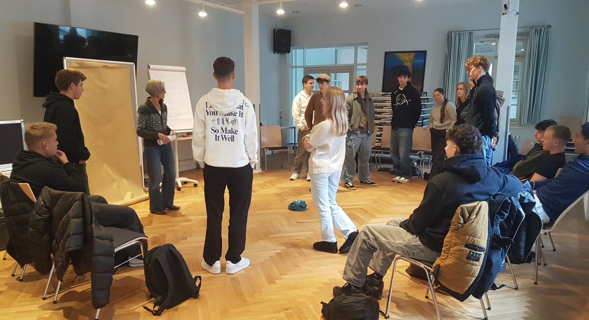 Eine Gruppe Schüler beschäftigt sich mit dem Thema Klima.