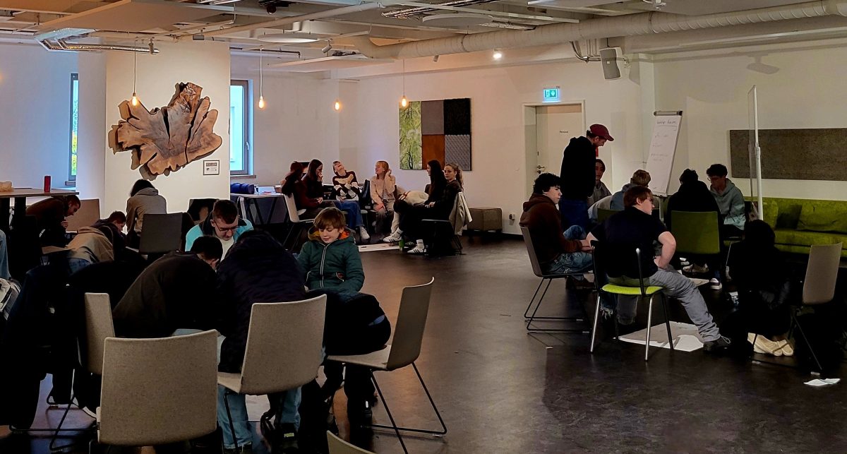 Schüler arbeiten in Gruppen zusammen