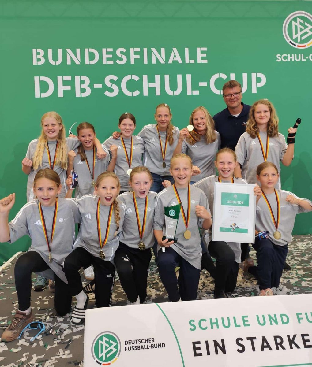 Das WWG-Mädchen-Team feiert den dritten Platz beim DFB-Schul-Cup