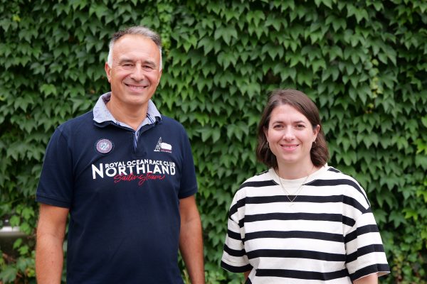 Der aktuelle Mittelstufenbetreuer und die Unterstufenbetreuerin vor einer Hecke